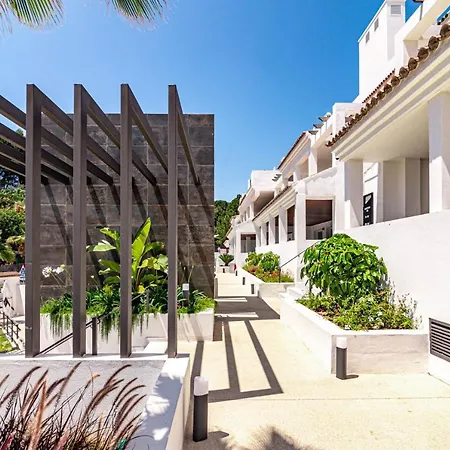 Coastal In Gated Community Close To Puerto Banus And Centro Plaza , Lr10